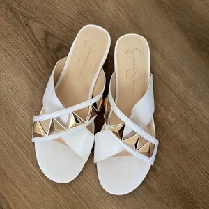 EUC Jessica Simpson sandal flats - white crisscross gold & cutout slides - 10